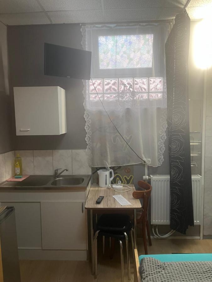 Hipokratios 3 Zimmer Mit Gemeinschaft Wc Fürth Eksteriør bilde
